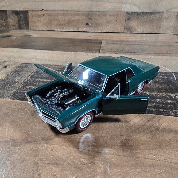 1965 Pontiac GTO Green Diecast Model Car 1:24 Scale - Picture 6 of 9